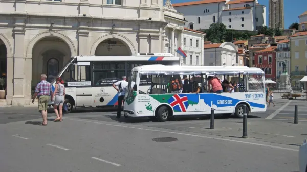 Pred desetimi leti posneta fotografija enega od dveh takrat sveže 
kupljenih električnih avtobusov. 