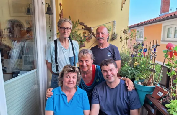 Vesela druščina esperantistov v Izoli: spredaj (z leve) Marja 
Gregorič, Lučka Lešnik in Peter Grbec, stojita Zoran Hudoles in 
Sergej Gregorič.
