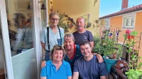 Vesela druščina esperantistov v Izoli: spredaj (z leve) Marja 
Gregorič, Lučka Lešnik in Peter Grbec, stojita Zoran Hudoles in 
Sergej Gregorič.