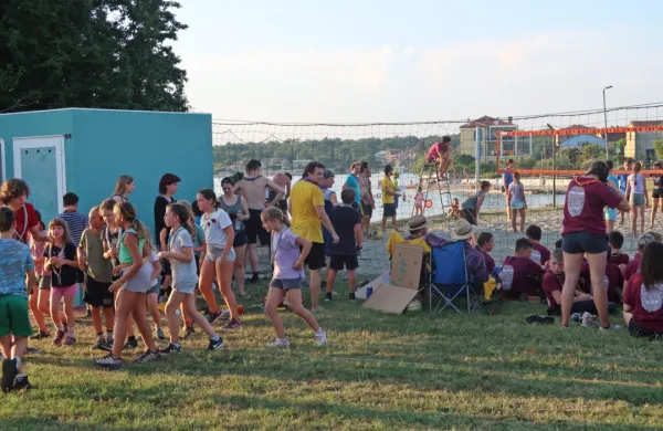 Taborniki treh rodov z Goriške - Puntarji, Jegliči in Krti - so na 
taborjenjih organizirali športno srečanje na plaži v istrski Dajli.
