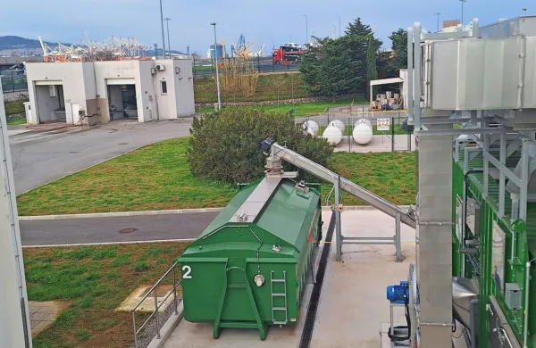 Sušilnica komunalnega blata je med poskusnim obratovanjem 
proizvedla tudi prve suhe brikete iz našega vsakdanjega blata. 