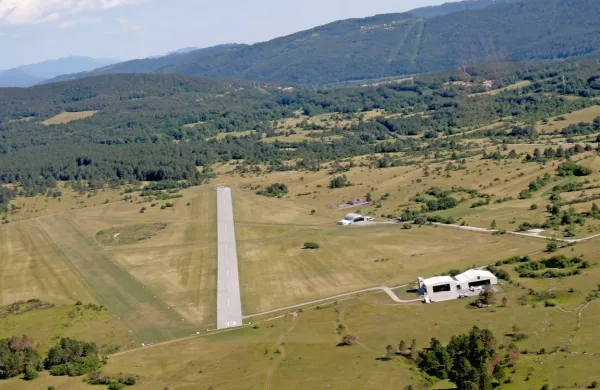 Za pristajanje, točenje in vzletanje vseh štirih letal za gašenje bi 
morali stezo divaškega letališča podaljšati za najmanj 300 metrov.