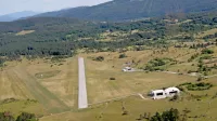 Za pristajanje, točenje in vzletanje vseh štirih letal za gašenje bi 
morali stezo divaškega letališča podaljšati za najmanj 300 metrov.