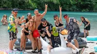 Ob Soči je že krepko veselo, obiskovalci festivala Tolminator so se 
že popolnoma udomačili.