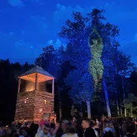 Simbolni zažig lesene skulpture sredi travnika je pospremila tudi 
projekcija plešočih vil na krošnje bližnjih dreves, ki je navdušila 
obiskovalce.