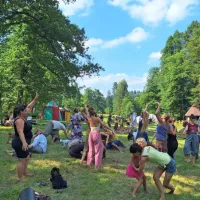 Na travniku, kjer je  kraljevala lesena skulptura gradu, so obiskovalce vabile plesne in druge ustvarjalne delavnice, ki so  stalnica 
festivala Plavajoči grad. Rade ga obiščejo tudi družine z otroki in hišnimi ljubljenčki.  