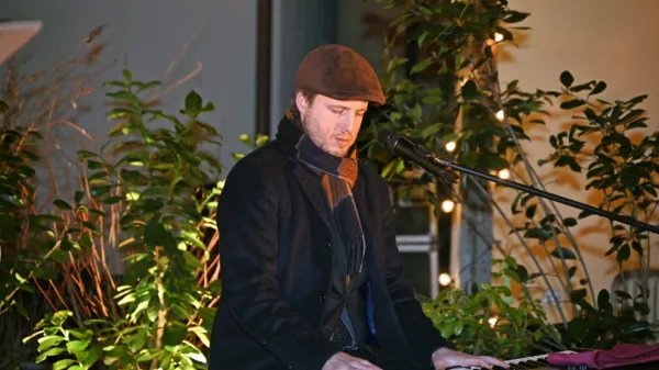 



“Zelo cenim vsakega, ki si vzame čas, da pride na koncert, res 
posluša in se vživi v glasbo,” pravi Dominik Bagola.