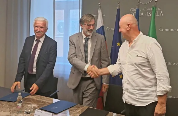 Župan Milan Bogatič, minister dr. Darjo Felda in ravnatelj Srednje 
šole Pietro Coppo Alberto Scheriani (z leve) so včeraj podpisali 
pismo o nameri  za gradnjo prizidka k izolski Srednji šoli Pietro 
Coppo.
