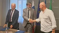 Župan Milan Bogatič, minister dr. Darjo Felda in ravnatelj Srednje 
šole Pietro Coppo Alberto Scheriani (z leve) so včeraj podpisali 
pismo o nameri  za gradnjo prizidka k izolski Srednji šoli Pietro 
Coppo.
