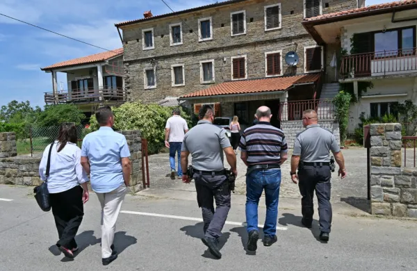 Marino Šavron (vklenjen med paznikoma) je bil sredi prejšnjega tedna po desetih mesecih spet doma.
