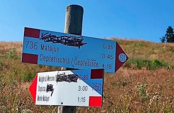Pomazana kažipota se nahajata v bližini koče Pelizzo