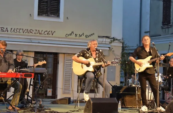 Skupina Prizma je navdušila tudi v nedeljo v Izoli. 