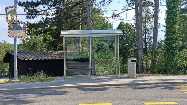Na Kalu imajo sicer lepo urejeno avtobusno postajališče, a žal na 
njem avtobus ne ustavlja.