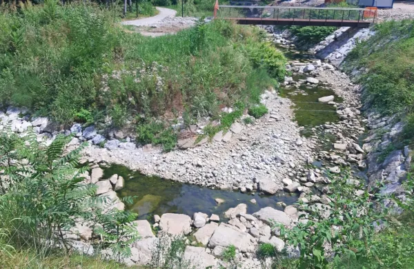Pod mestno ulico Guado se v zadnjem obdobju pretaka bolj malo 
vode potoka Koren.