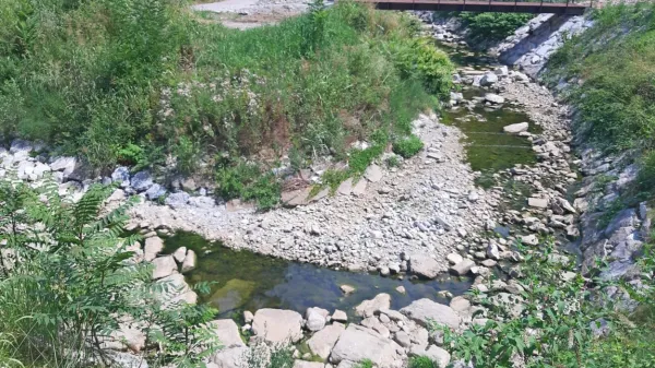 Pod mestno ulico Guado se v zadnjem obdobju pretaka bolj malo 
vode potoka Koren.