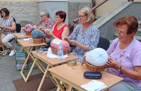 Klekljarice cerkljanskega društva Marjetica imajo v muzeju na 
ogled razstavo čipk, ki so jih posvetile 170. letnici rojstva 
goriškega nadškofa dr. Frančiška Borgia Sedeja.