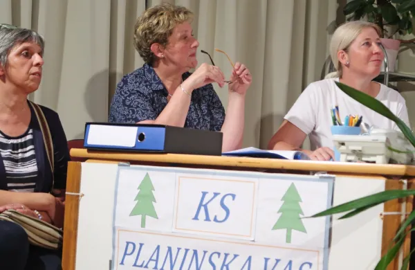 Irena Hvala (v sredini) je tudi za tokratno Jakobovo nedeljo 
napisala gledališko igro in skupaj s člani KUD Planika odigrala eno 
glavnih vlog.