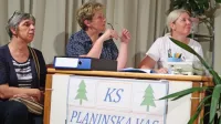 Irena Hvala (v sredini) je tudi za tokratno Jakobovo nedeljo 
napisala gledališko igro in skupaj s člani KUD Planika odigrala eno 
glavnih vlog.
