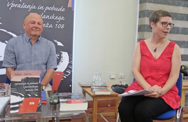 Nekdanji poslanec Samo Bevk in bibliotekarka mag. Milanka Trušnovec na predstavitvi knjige Vprašanja in 
pobude s poslanskega sedeža 108