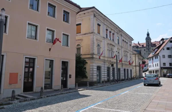 Mestno jedro Unescove Idrije je v poletnih vikendih, ob zaprtih 
lokalih in trgovinah kot izumrlo.