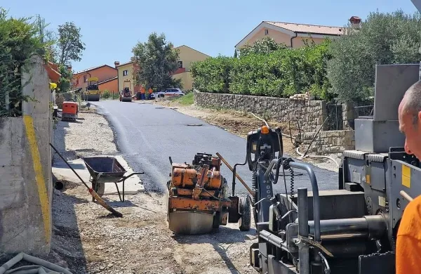 Delavci podjetja CPK so včeraj začeli asfaltirati del ceste Spodnje 
Škofije - Tinjan. 