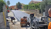 Delavci podjetja CPK so včeraj začeli asfaltirati del ceste Spodnje 
Škofije - Tinjan. 
