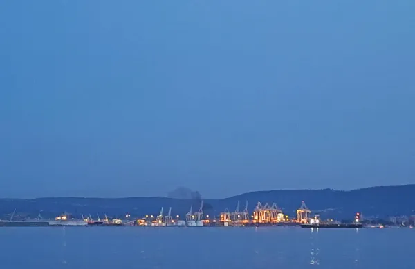 V sredo zvečer ob 21. uri je ladja na sidrišču v Luki Koper v zrak 
spustila večje količine izpušnih plinov. Podobno je ena od ladij 
storila tudi dopoldan, kar je opazila tudi Uprava za pomorstvo.