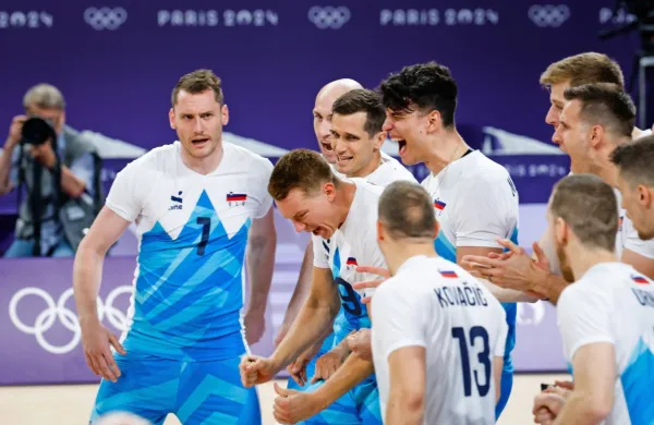 Slovenski odbojkarji v Parizu navdušujejo, Tonček Štern  (levo s št. 
7) pa je med njimi najbolj učinkovit.