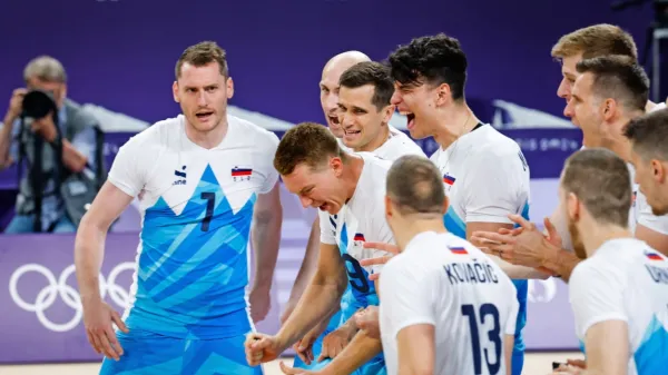 Slovenski odbojkarji v Parizu navdušujejo, Tonček Štern  (levo s št. 
7) pa je med njimi najbolj učinkovit.