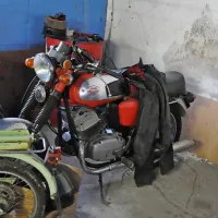 Poleg klasičnih avtomobilov ima v svoji zbirki tudi nekaj motorjev. 
Na fotografiji stara Jawa.