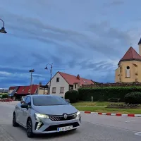 Na obisk k Škrjancu smo se kakopak odpeljali z Renaultom, in 
sicer prenovljenim cliom, ki ga sestavljajo v tovarni v Novem 
Mestu.