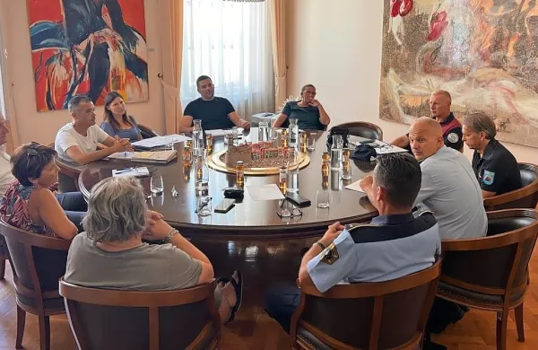 Piranski župan Andrej Korenika skuša rešiti težave, ki v Portorožu 
nastajajo zaradi preglasne glasbe.
