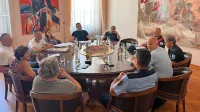 Piranski župan Andrej Korenika skuša rešiti težave, ki v Portorožu 
nastajajo zaradi preglasne glasbe.