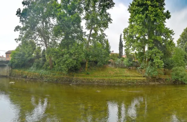 Reka Vipava v središču Mirna.