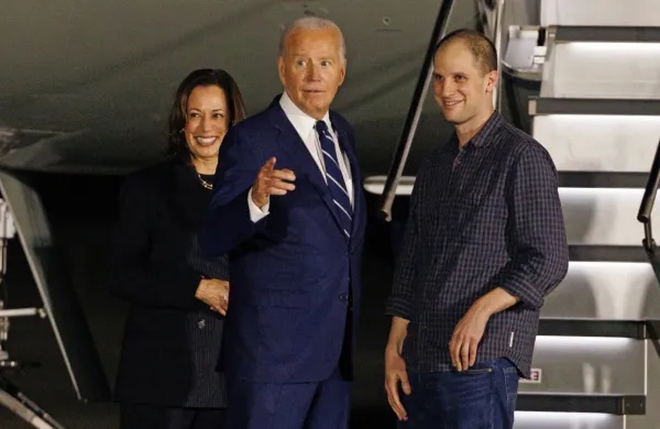 Predsednik in podpredsednica ZDA Joe Biden in Kamala Harris z   
novinarjem Wall Street Journala Evanom Gershkovichem, ki je bil 
zaprt v Rusiji. Menjava zapornikov je za demokrate tudi pomemben politični uspeh v volilnem letu