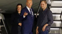 Predsednik in podpredsednica ZDA Joe Biden in Kamala Harris z   
novinarjem Wall Street Journala Evanom Gershkovichem, ki je bil 
zaprt v Rusiji. Menjava zapornikov je za demokrate tudi pomemben politični uspeh v volilnem letu