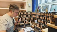 Iz več kot 120 vonjav je treba izbrati devet najljubših, ki sestavljajo 
končni parfum. 