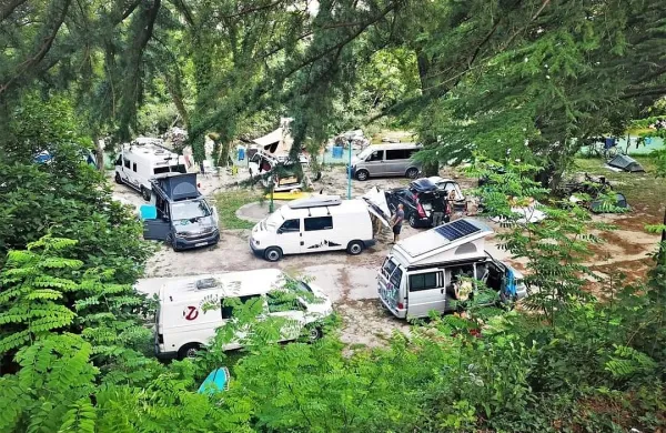 Kamp Korada Kanal je v teh dneh skoraj poln.