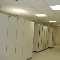 Prostor z novimi garderobami v kleti izolske bolnišnice.  