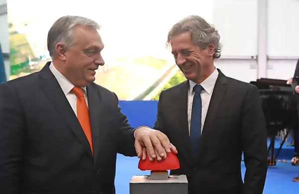 Madžarski premier Viktor Orban (levo) slovenskega kolega Roberta Goloba krepko prekaša pri predsedniški plači.