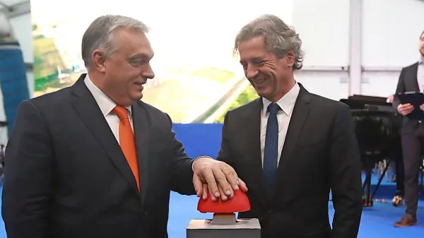 Madžarski premier Viktor Orban (levo) slovenskega kolega Roberta Goloba krepko prekaša pri predsedniški plači.