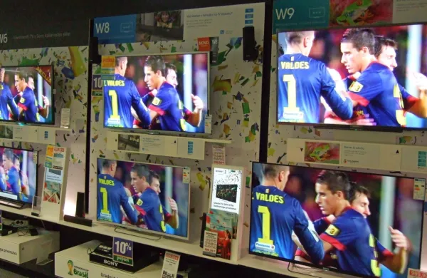 Ko so na sporedu veliki športni dogodki, predvsem nogometni, se prodaja televizorjev skokovito poveča. 