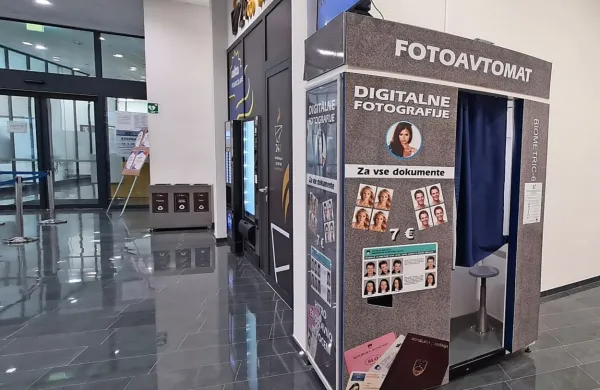 V avli Upravne enote Koper je nameščen fotoavtomat, kjer je 
uporabniku zagotovljeno, da so tam posnete digitalne fotografije 
primerne za izdelavo vseh dokumentov, le navodila je treba 
upoštevati.
