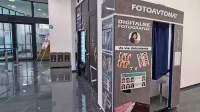 V avli Upravne enote Koper je nameščen fotoavtomat, kjer je 
uporabniku zagotovljeno, da so tam posnete digitalne fotografije 
primerne za izdelavo vseh dokumentov, le navodila je treba 
upoštevati.