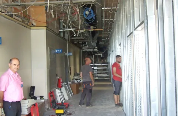  Po obnovi (posnetek je nastal pred dvema tednoma) bo v traktu C deset kirurških ambulant s spremljajočimi 
prostori, sanitarijami in urejeno  čakalnico za bolnike. 
