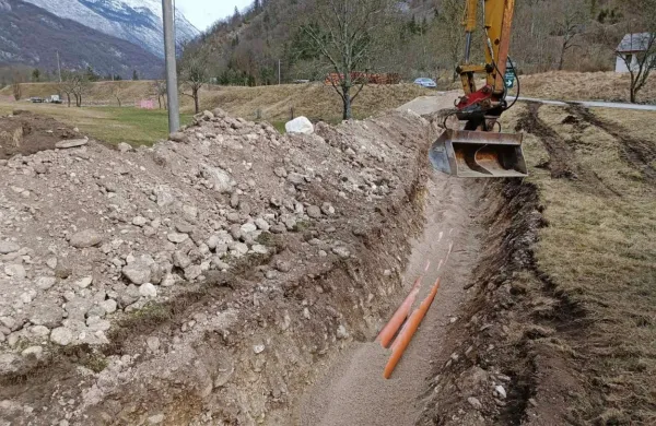 Vkopan kablovod v dolžini 21 kilometrov bo v Bovec pripeljal 
zanesljivo elektriko.