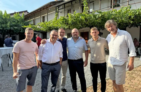 Vinarji iz treh držav na Turkovi domačiji (z leve): Žiga Ferlež 
(Renčel), Elvio Zani (Faedis), Moreno Coronica (Umag), Sebastjan 
Štemberger, Evan Kraljević (Cuj, Sv. Marija na Krasu) in Sandi 
Škerk (Praprot).