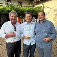 Sedanja in nekdanji župan (z desne): župan Sežane Andrej Sila, župan Tinjana v hrvaški Istri  Goran Hrvatin 
in nekdanji župan Sežane Davorin Terčon.