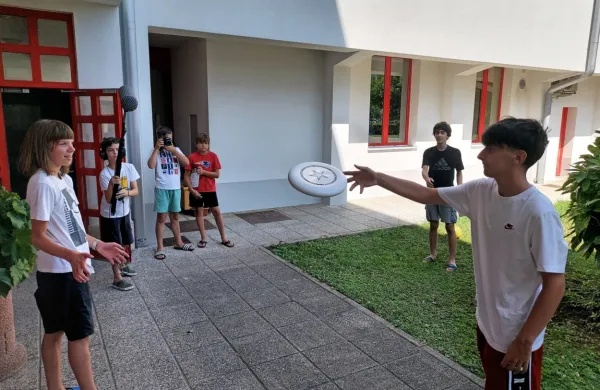 Udeleženci  mednarodnega mladinskega filmskega tabora so vešči 
dela pred in za kamero. 