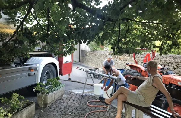 Krajani tudi sami polnijo vodo v plastenke.
